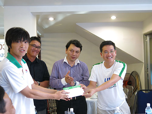 Tiền vệ đội trưởng U19 Tuấn Anh nhận quà tặng từ Chủ tịch HĐQT NutiFood, ông Trần Thanh  Hải (bìa phải)