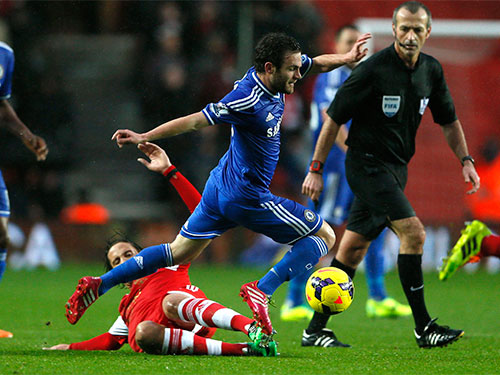 Mata (giữa) chưa rõ có được thi đấu chính trong trận Chelsea làm khách tại Derby tối 5-1 hay không Ảnh: REUTERS