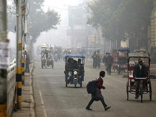 Đường phố New Delhi thường xuyên mù mịt 
khói bụi 
Ảnh: BLOOMBERG
