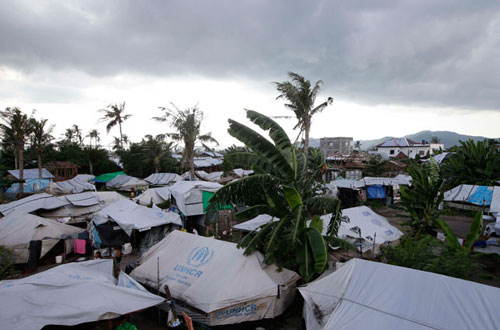 Hàng trăm người dân tại một ngôi làng ven biển TP Tacloban vẫn còn sống trong các lều trại kể từ sau siêu bão Haiyan Ảnh: AP