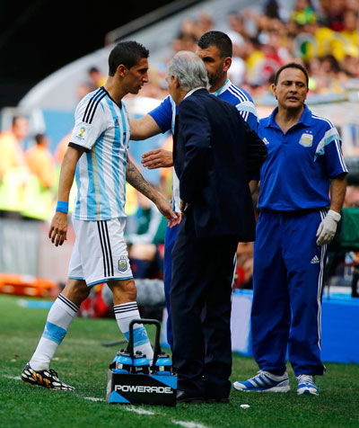 Di Maria (trái) chấn thương đùi, nghỉ hết giải là tổn thất không nhỏ với Argentina    Ảnh: REUTERS