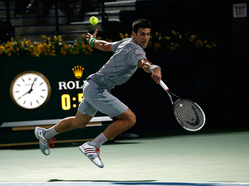 Djokovic không chống đỡ nổi các pha tấn công của Federer.  Ảnh: REUTERS