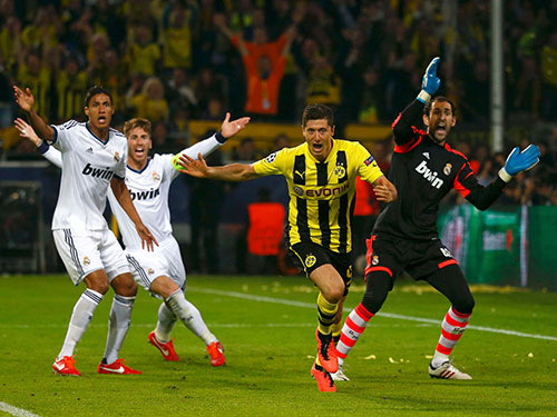 Tiền đạo Lewandowski (thứ hai từ phải sang) của Dortmund ở lượt đi bán kết mùa trước đã ghi 4 bàn vào lưới Real Madrid  Ảnh: REUTERS