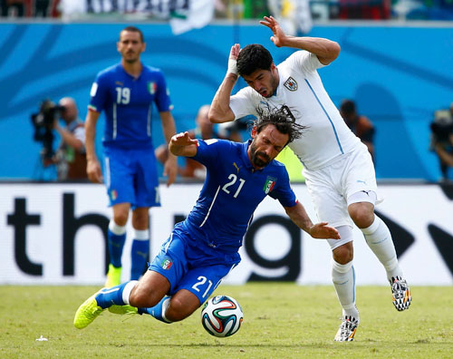 Pirlo (trái) trong trận Ý thua Uruguay 0-1 rạng sáng 25-6  Ảnh: REUTERS