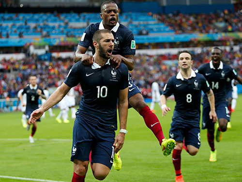 Benzema (10) tỏa sáng với cú đúp cho Pháp  Ảnh: REUTERS