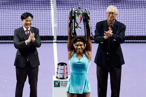 Serena (giữa) nhận cúp vô địch Giải WTA Finals 2014 tối 26-10 
 Ảnh: REUTERS