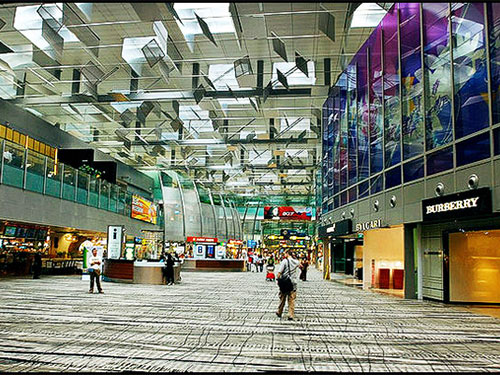Du khách có thể mua sắm các mặt hàng xa xỉ tại sân bay Changi - Singapore 
Ảnh: THE BEST SINGAPORE