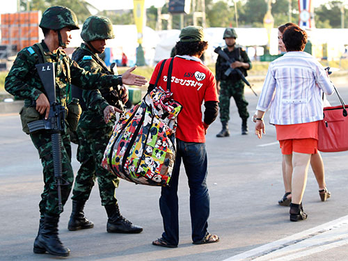 Binh sĩ giải tán người biểu tình “Áo đỏ” ở tỉnh Nakhon Pathom sau cuộc đảo chính Ảnh: REUTERS