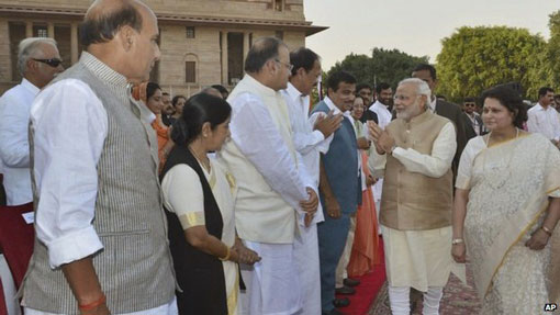 Ông Narendra Modi chào hỏi các nhà lãnh đạo khi đến dinh tổng thống Ảnh: AP