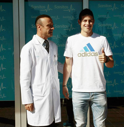 James Rodriguez (phải) sau khi hoàn tất cuộc kiểm tra y tế với bác sĩ của Real Madrid chiều 22-7  Ảnh: AS.COM
