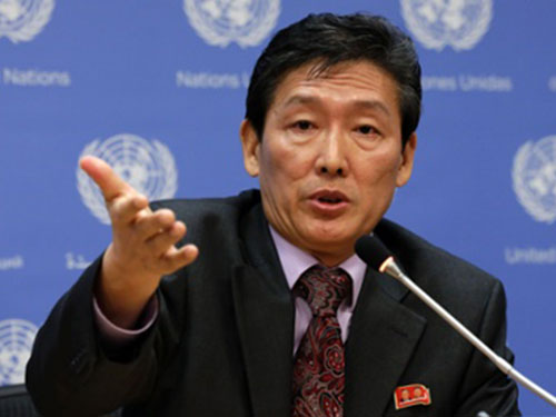 Phó đại sứ Triều Tiên tại LHQ Ri Tong-il tại buổi họp báo. Ảnh: AP