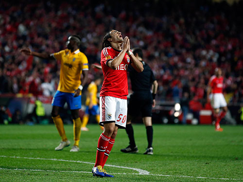 Markovic tiếc nuối sau khi bỏ lỡ cơ hội gia tăng cách biệt cho Benfica Ảnh: REUTERS