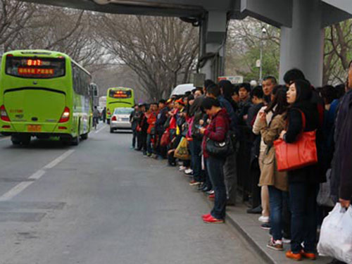 Hàng dài người chờ xe buýt từ Bắc Kinh về thị trấn Yến Giao Ảnh: CFP