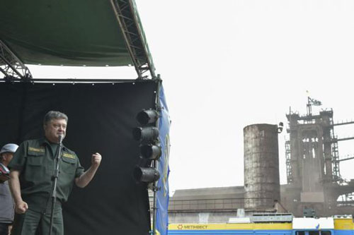 Tổng thống Ukraine Petro Poroshenko phát biểu trong chuyến thăm một nhà máy sản xuất thép ở Mariupol ngày 8-9 Ảnh: REUTERS