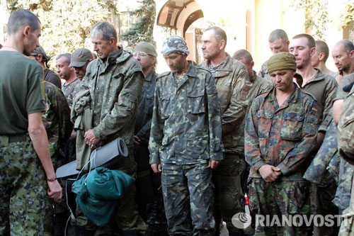 Phe ly khai tại Donetsk mới chuyển cho chính quyền Kiev 330 tù binh Ukraine Ảnh: RIA NOVOSTI