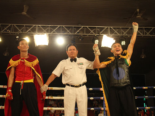 Đoàn Văn Tưởng (phải) giành quyền vào thi đấu trận chung kết hạng cân 57 kg
