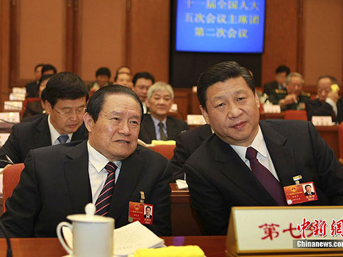 Cựu Ủy viên Thường vụ Bộ Chính trị Trung Quốc Chu Vĩnh Khang (trái) và Chủ tịch Tập Cận Bình 
Ảnh: CHINA NEWS
