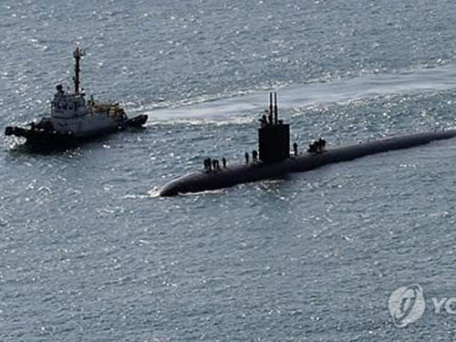 Tàu ngầm hạt nhân USS Columbus và tàu đổ bộ USS Blue Ridge đến cảng Busan ngày 3-3 Ảnh: Yonhap