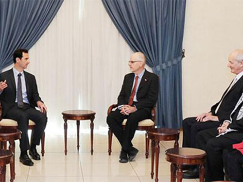 Ông Bashar al-Assad (trái) tiếp phái đoàn đảng WikiLeaks Ảnh: Twitter