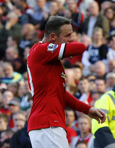 Rooney sau khi nhận thẻ đỏ trong trận M.U thắng West Ham 2-1  Ảnh: REUTERS