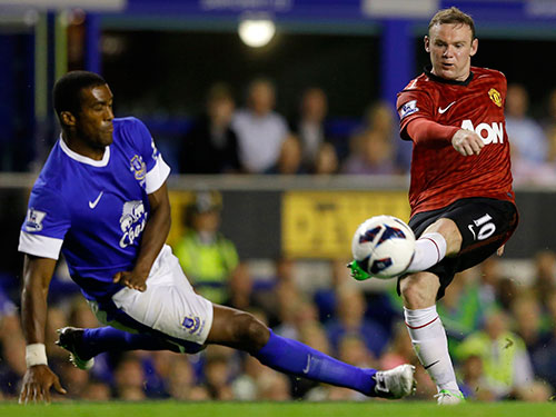 Rooney (phải) chỉ mới ghi 4 bàn trong 15 lần đối đầu đội bóng cũ Everton ở Giải Ngoại hạng Anh.  Ảnh: REUTERS