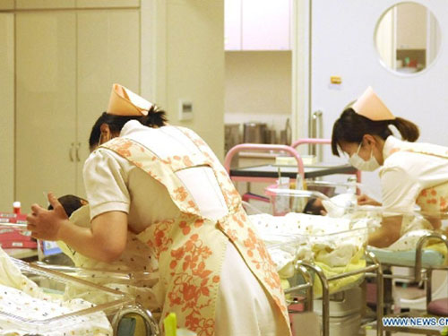 Các y tá chăm sóc trẻ sơ sinh tại một bệnh viện Nhật Bản Ảnh: Tân Hoa Xã