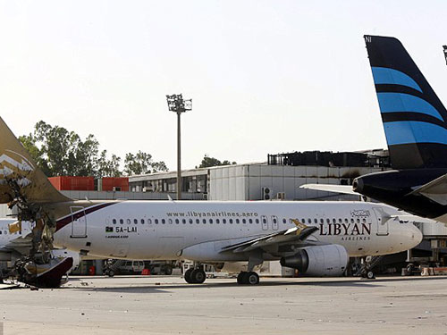 Một máy bay của hãng Libyan Airlines bị hư hỏng trong các cuộc đụng độ gần đây ở sân bay Tripoli Ảnh: EPA