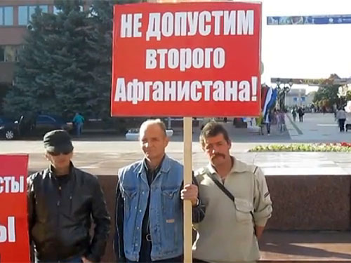 Cựu binh Nga ở Afghanistan mít tinh ở Bryansk hôm 9-9 phản đối Nga can thiệp quân sự vào Ukraine Ảnh: NEWSRU
