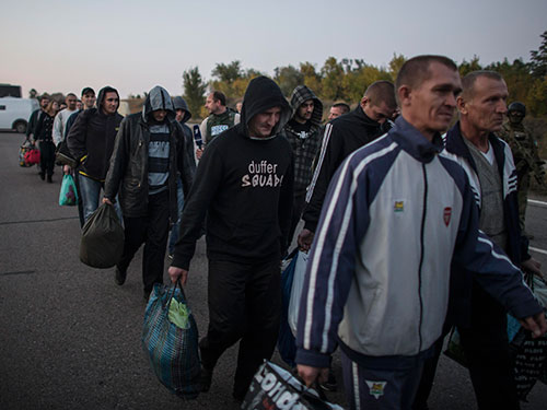 30 người thuộc phe ly khai đã được trao trả ở Donetsk hôm 28-9 Ảnh: REUTERS