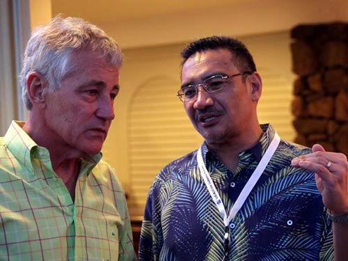 Bộ trưởng Quốc phòng Mỹ Chuck Hagel (trái) và vị đồng cấp Malaysia Hishammuddin Hussein trong buổi tiếp đón ở Hawaii ngày 1-4 Ảnh: AP