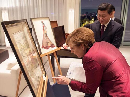 Thủ tướng Đức Angela Merkel giới thiệu bản đồ cổ với Chủ tịch Trung Quốc Tập Cận Bình hôm 28-3 Ảnh: BPA