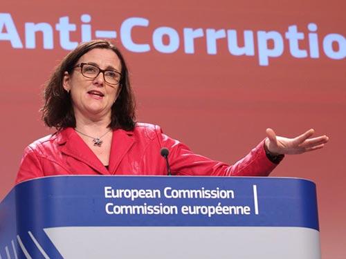 Bà Cecilia Malmstrom tại cuộc họp báo về báo cáo tham nhũng ở Brussels - Bỉ hôm 3-2  Ảnh: AP