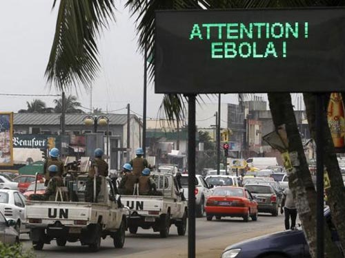 Thông điệp cảnh báo Ebola trên một con đường ở TP Abidjan - Bờ Biển Ngà hôm 14-8. Ảnh: Reuters