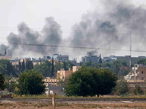 TP Kobani chìm trong khói lửa của chiến sự hôm 9-10  Ảnh: REUTERS
