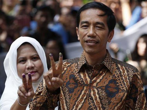 Ứng cử viên tổng thống Joko Jokowi Widodo (phải) cùng vợ Iriana bỏ phiếu ở Jakarta Ảnh: REUTERS