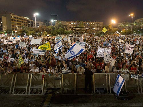 Khoảng 10.000 người Israel tuần hành ở thủ đô Tel Aviv kêu gọi chính phủ ngăn chặn các cuộc tấn công bằng rốc-két từ Gaza hôm 14-8 Ảnh: REUTERS