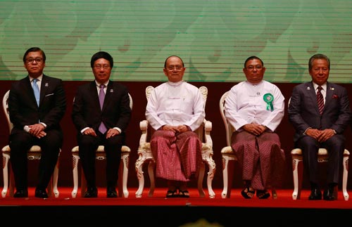 Phó Thủ tướng, Bộ trưởng Bộ Ngoại giao Phạm Bình Minh (thứ 2 từ trái sang) tại lễ khai mạc Hội nghị 
Bộ trưởng Ngoại giao ASEAN hôm 8-8 Ảnh: REUTERS