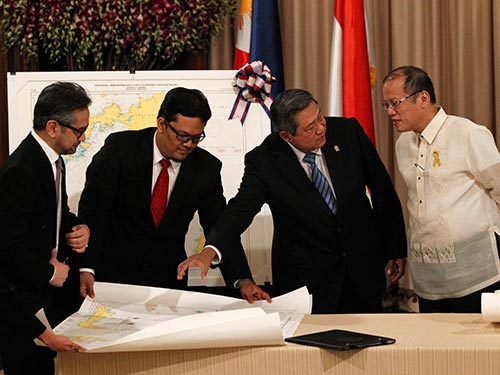 Tổng thống Philippines Benigno Aquino (bìa phải) và Tổng thống Indonesia Susilo Bambang Yudhoyono (thứ 2 từ phải sang) tại lễ ký Hiệp định về phân định ranh giới vùng đặc quyền kinh tế trên hai vùng biển Mindanao và Celebes hôm 23-5Ảnh: Reuters