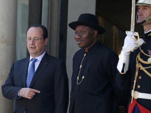 Tổng thống Pháp Francois Hollande (trái) tiếp đón Tổng thống Nigeria Goodluck Jonathan hôm 17-5 Ảnh: REUTERS