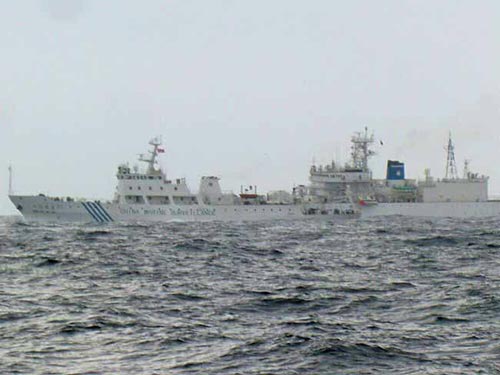 Tàu Trung Quốc và tàu Nhật Bản so kè gần quần đảo Senkaku/Điếu Ngư hồi tháng 2 qua Ảnh: Asahi
