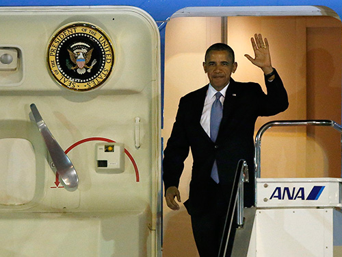 Tổng thống Mỹ Barack Obama đến sân bay quốc tế Haneda ở Tokyo - Nhật Bản hôm 23-4 Ảnh: REUTERS