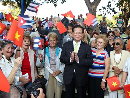 Thủ tướng Nguyễn Tấn Dũng được người dân thủ đô Havana nồng nhiệt chào đónẢnh: TTXVN