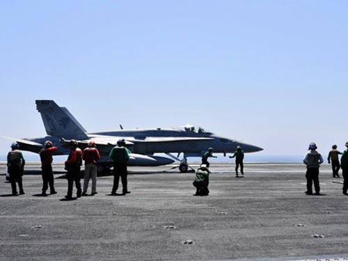 Máy bay chiến đấu Mỹ cất cánh từ tàu sân bay USS George H.W. Bush để tấn công các mục tiêu của nhóm Nhà nước Hồi giáo ở Iraq Ảnh: HẢI QUÂN MỸ