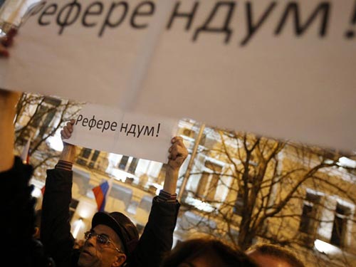 Người dân Crimea ủng hộ cuộc trưng cầu ý dân vào ngày 16-3 tới Ảnh: ITASR-TASS