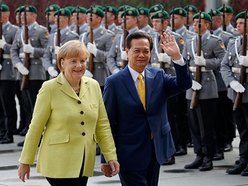 Thủ tướng Nguyễn Tấn Dũng và Thủ tướng Cộng hòa Liên bang Đức Angela Merkel tại lễ đón.Ảnh: REUTERS