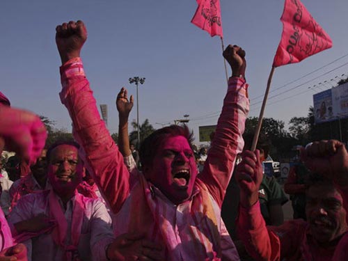 Người dân ở Hyderabad ăn mừng sau khi Hạ viện thông qua dự luật lập bang Telangana Ảnh: AP