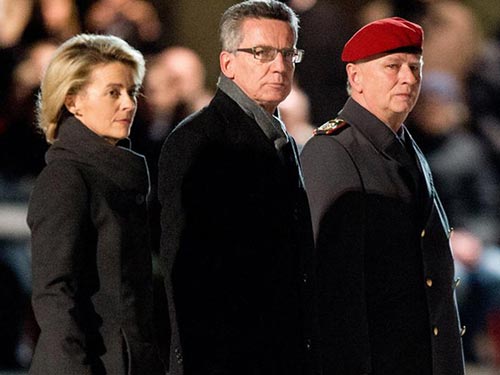 &Ocirc;ng Thomas de Maiziere (giữa) v&agrave; người kế nhiệm Ursula von der Leyen trong buổi lễ ng&agrave;y 8-1 Ảnh: DPA