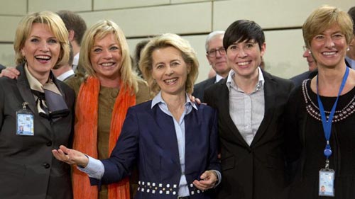 Từ trái sang: Các nữ bộ trưởng quốc phòng Mimi Kodheli (Albania), Jeanine Hennis-Plasschaert (Hà Lan), Ursula von der Leyen (Đức), Ine Marie Eriksen Soreide (Na Uy) và Roberta Pinotti (Ý) tại trụ sở NATO Ảnh: AP