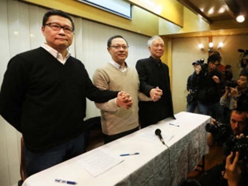 Bộ ba Trần Kiện Dân, Đới Diệu Đình và Chu Diệu Minh tay trong tay tại buổi họp báo Ảnh: SCMP