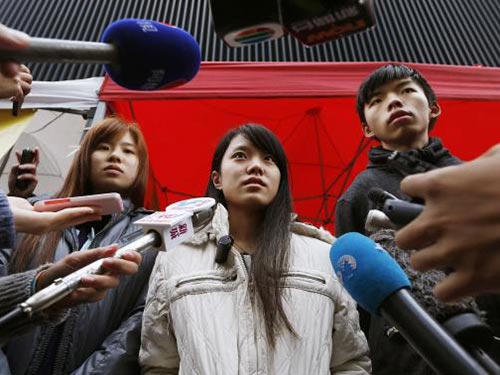 Nữ sinh Isabella Lo, Prince Wong và Joshua Wong trả lời phóng viên sau nhiều giờ tuyệt thực ngày 2-12. Ảnh: REUTERS